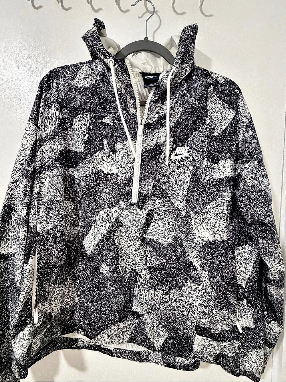 Nike Women's Abstract Pullover Jacket Black & White Size Medium
